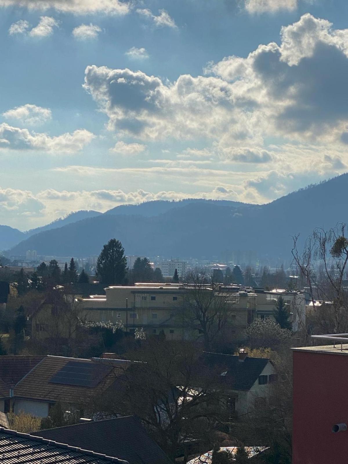 Schoenes Apartment Mit Aussicht Ueber Graz Bagian luar foto