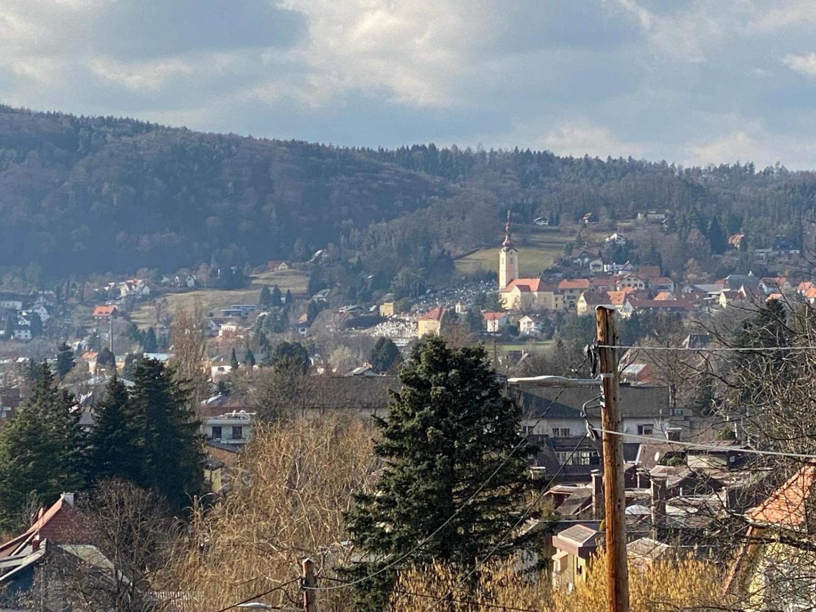 Schoenes Apartment Mit Aussicht Ueber Graz Bagian luar foto
